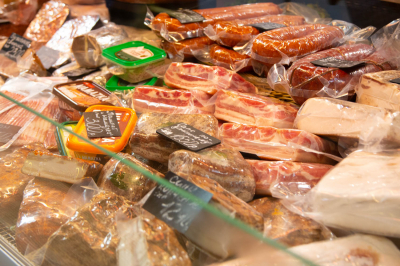 В колбасах Великолукского мясокомбината нашли &laquo;мясной клей&raquo;