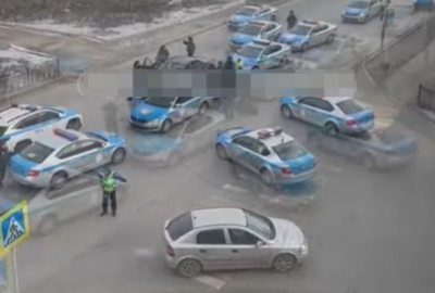 Десятки полицейских окружили автомобиль в Актобе (ВИДЕО)