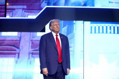 Трамп в понедельник обсудит с командой дальнейшие варианты действий по Ирану, пишет Axios