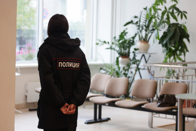 Экс-инспектора полиции арестовали за помощь ОПГ в легализации иностранцев в Югре