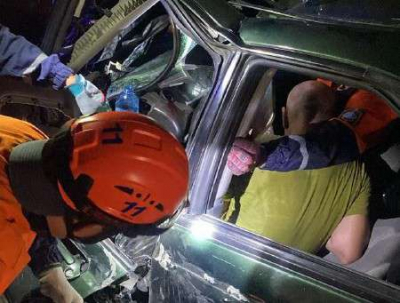 Зажатого в искореженном авто мужчину вызволили спасатели МЧС