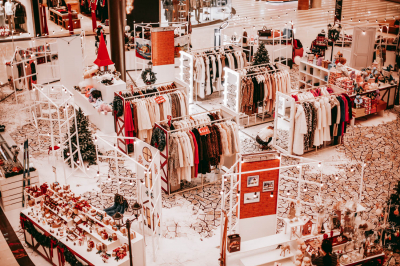 Микробиолог Сережина предупредила о риске заражения при примерке одежды