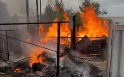 Сено во дворе дома тушили полицейские и пожарные