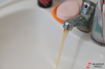 Жители Калачинска пожаловались на ржавую воду: СК возбудил дело