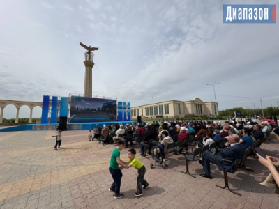 На площади смотрели трансляцию парада из столицы