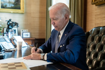 Bloomberg: Байден сохранил обломок самолета и запонки от Мелони как подарки