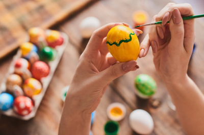 Как быстро покрасить яйца на Пасху: полный гайд &mdash; от шелухи до наклеек