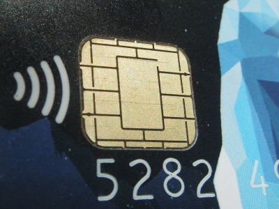 Экономист Балынин заявил, что не стоит хранить деньги на банковских картах