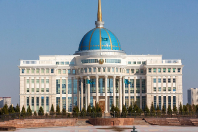 Токаев наградил ряд казахстанцев ко Дню Республики
