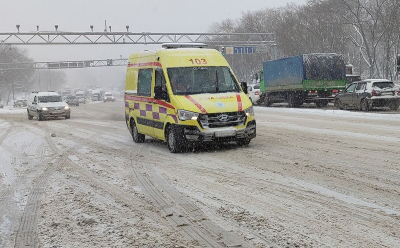 Двое человек пострадали при пожаре в двухэтажном здании в Алматы