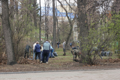 Иркутские депутаты провели субботник у госпиталя Ветеранов войн