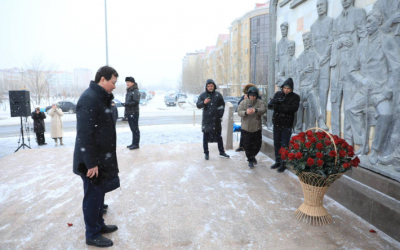 Цветы возложили актюбинцы в День Независимости к мемориальному комплексу &laquo;Азаттықтың ақ таңы&raquo;