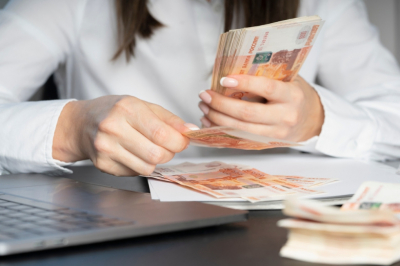 Под матрасом или в банке: где и как спасать деньги от блокировок и инфляции