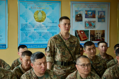 "Новый Байжанбаев": гвардеец удивляет Казахстан своим необычным голосом