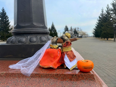 Статуэтки сусликов в Красноярске нарядили под индийскую тематику