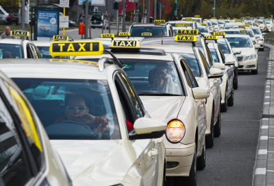 Водитель Uber отказался отдавать забытые вещи пассажиру в Алматы