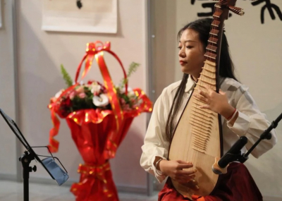 В Бишкеке открылась выставка китайской живописи "Свободный полёт лошади"