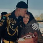 “Бүкіл Қазақстан сені күтті, Никита”: Каспийдегі ТЖ-дан аман қалған сарбаз анасымен түскен суретін жариялады (фото)
