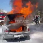 Шымкент көшелерінің бірінде жеңіл көлік өртенді (видео)