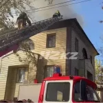 Өскеменде тұрғын үй шатыры өртеніп, сегіз адам эвакуацияланды