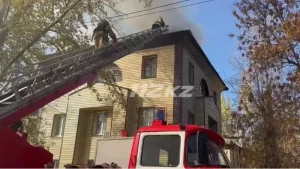 Өскеменде тұрғын үй шатыры өртеніп, сегіз адам эвакуацияланды
