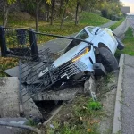 Алматыда такси арыққа түсіп кетіп, жолаушы зардап шекті