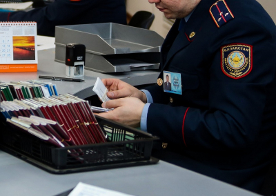 В области Абай 54-летний мужчина впервые получил удостоверение личности
