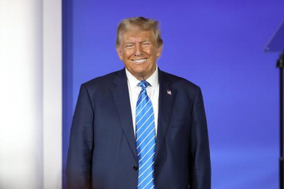 Трамп примерил золотую медаль Олимпиады во время встречи со сборной США по хоккею