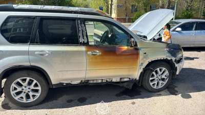 В Караганде загорелись два легковых автомобиля