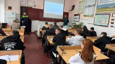 На встречу с гаишниками парень пришел с надписью «Деньги пахнут»