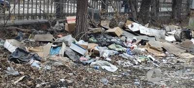 "Центр города. Такая грязь": на мусор в центральном парке пожаловался семейчанин